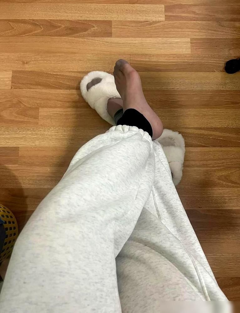 有没有人懂。​大冬天，脚冰得像块铁，可一脱鞋，袜子和鞋垫居然是湿的。​那