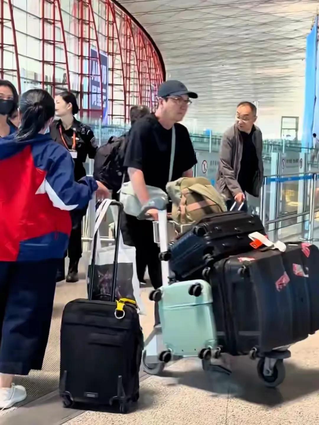 46岁汤唯挺孕肚和老公现身机场，疑似出发香港待产迎接二胎宝宝最近有网友在北京机