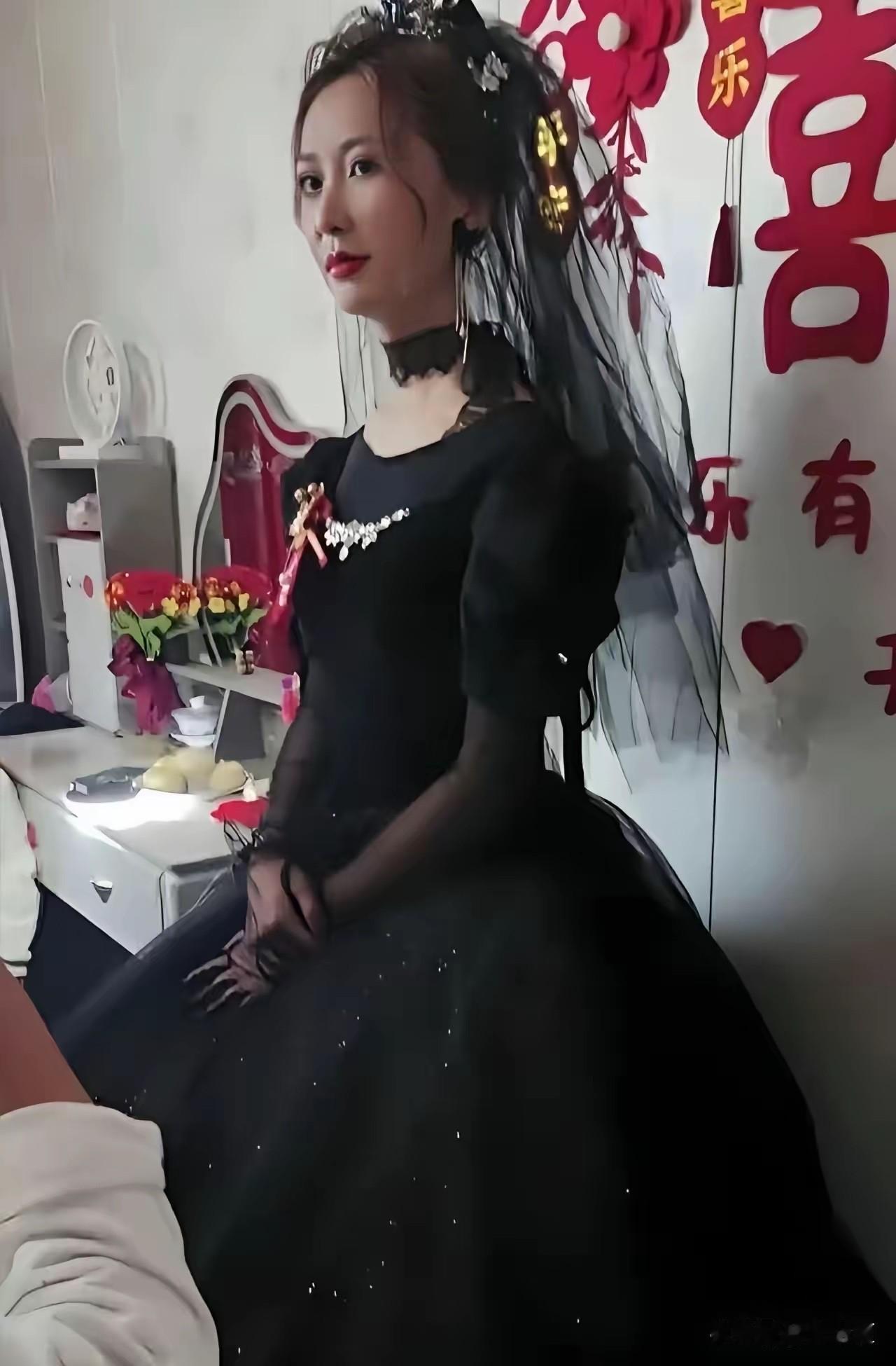 这婚结的真丧气！有谁结婚是穿黑色婚纱的？在新娘的词典里：结婚了，就只可丧偶，不可