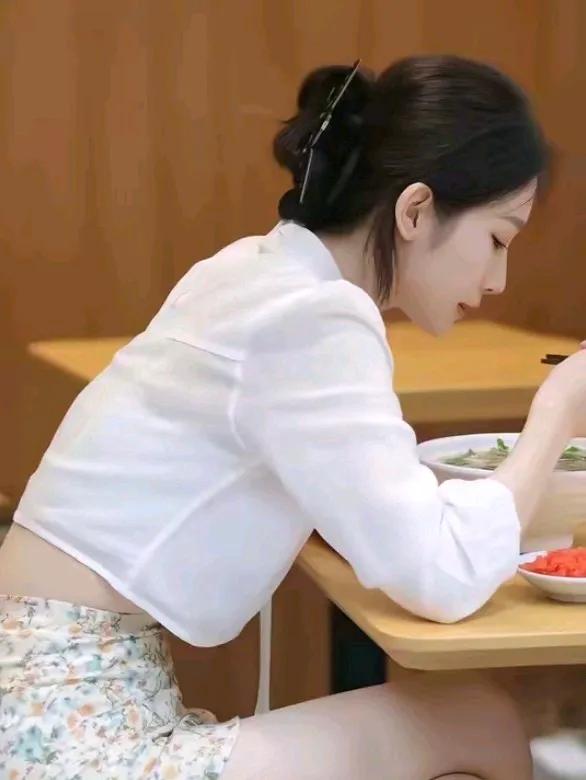 漂亮女孩一个人在吃面，好想过去陪陪她。