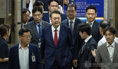 就在今天，尹锡悦内乱案开审了！韩联社最新爆料，尹锡悦方面原本打算用材料准备不足，