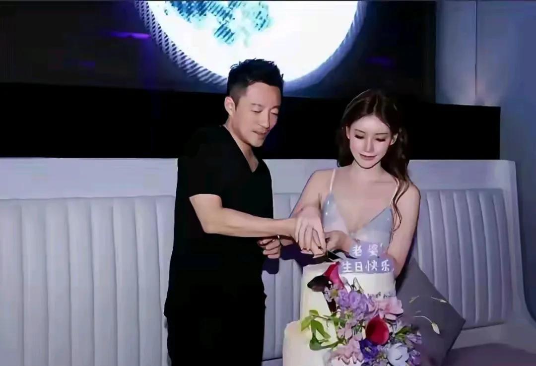 汪小菲这波浪漫操作也太会了吧！马小梅生日当天，他陪着连播好几场，直播间里蛋糕、