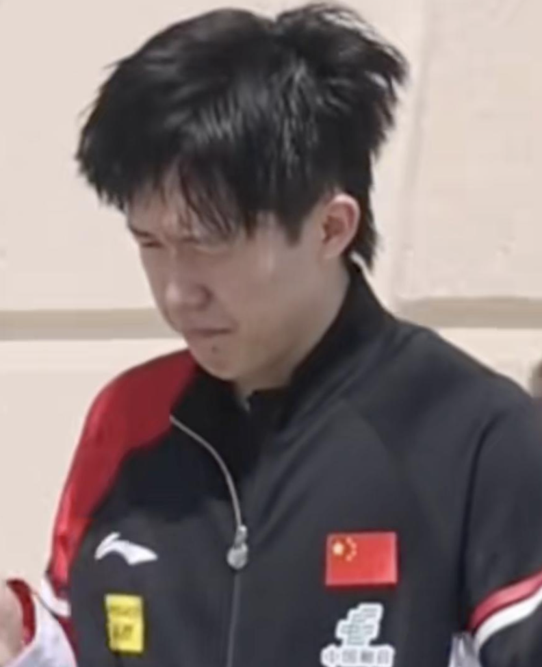 多哈酷热难耐，国乒备战世乒赛，孙颖莎防晒超机智