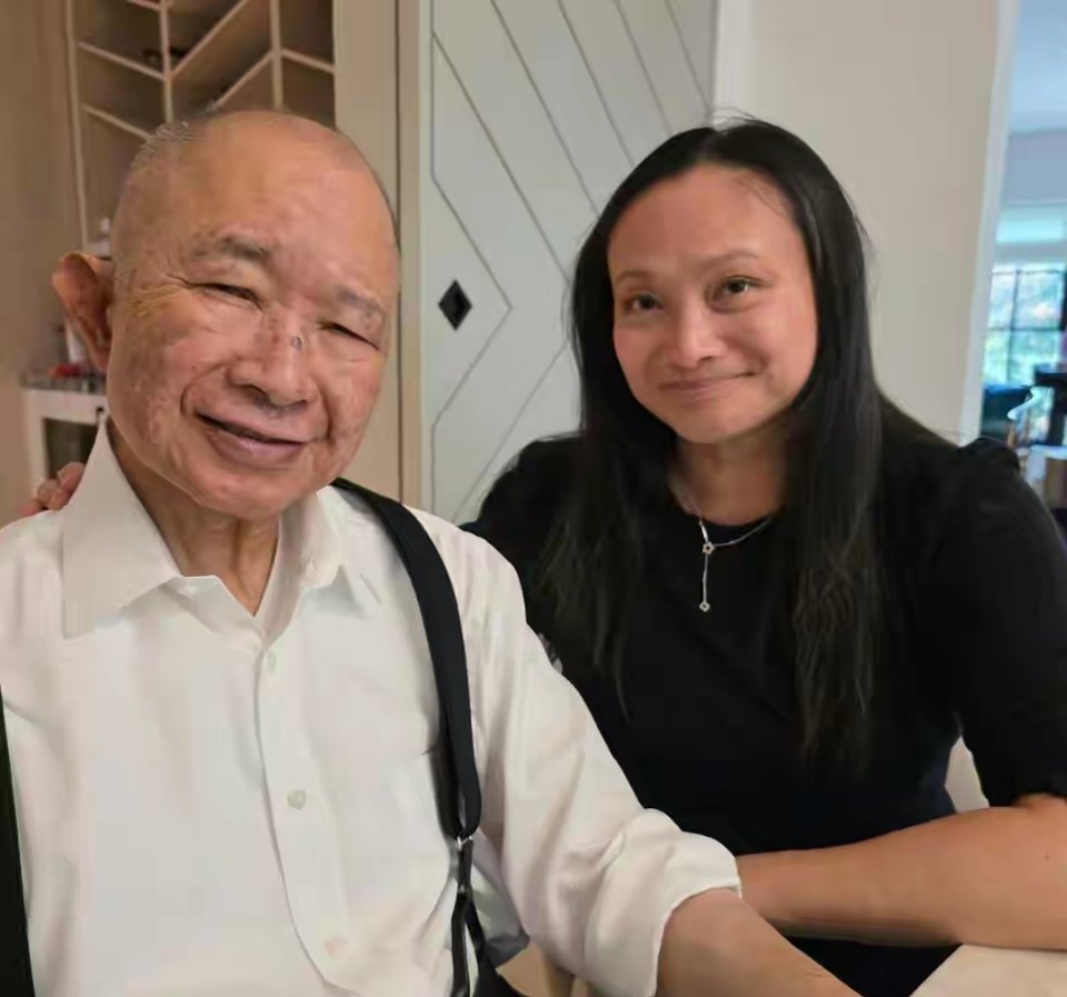 80岁吴宇森罕见晒全家福，大女儿未婚借精生女，夫妻当年全力支持​​​