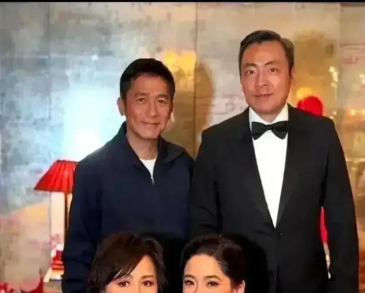 2.3亿人在看的背影照不是精修大片，是梁朝伟端着纸杯，王菲素颜坐在旧木椅，