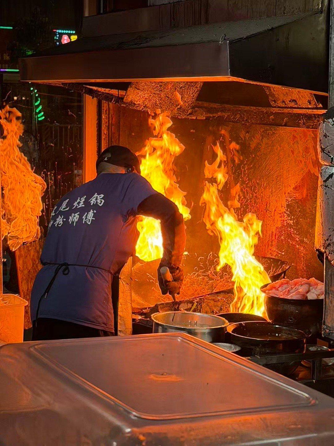 吴川烂锅炒粉、鸡屎藤糖水、炖品，都很不错