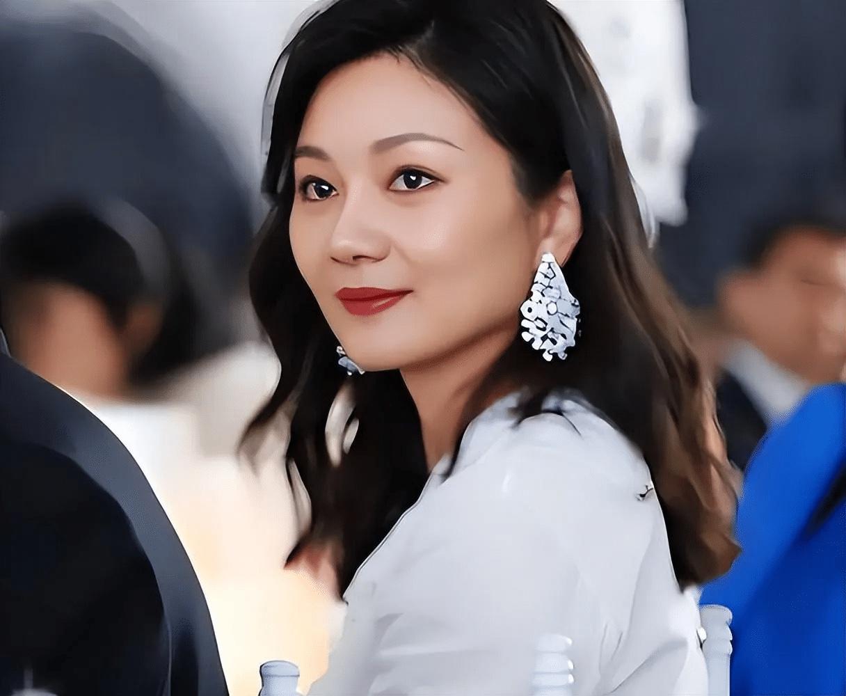 陈婷的半生：从课堂上的谎言，到熬出来的安稳要说陈婷和张艺谋的这段事儿，那得从