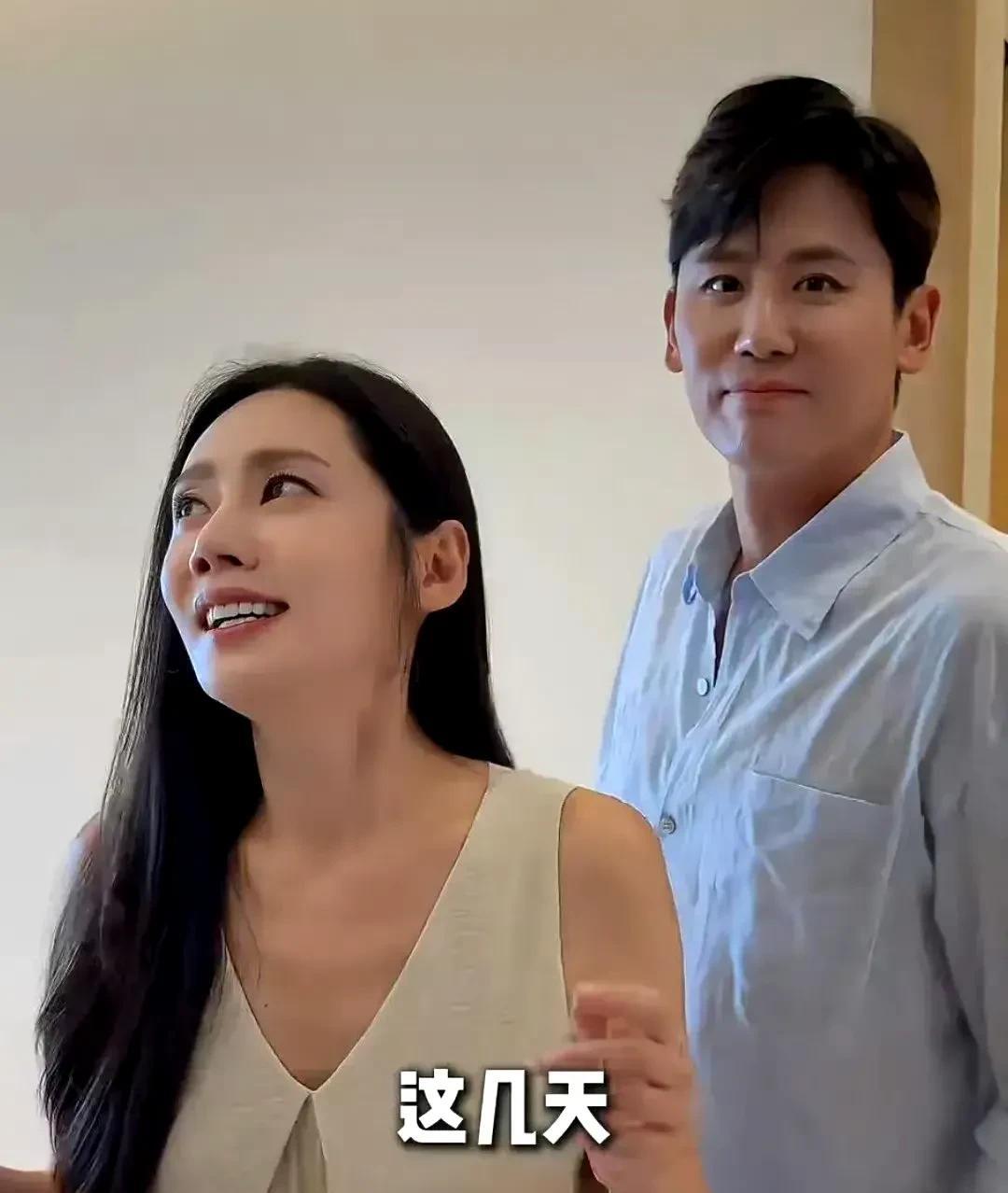 照片中，7岁儿子跟爸爸于晓光简直是一个模子刻出来的，眉眼像得不能再像～还晒出2