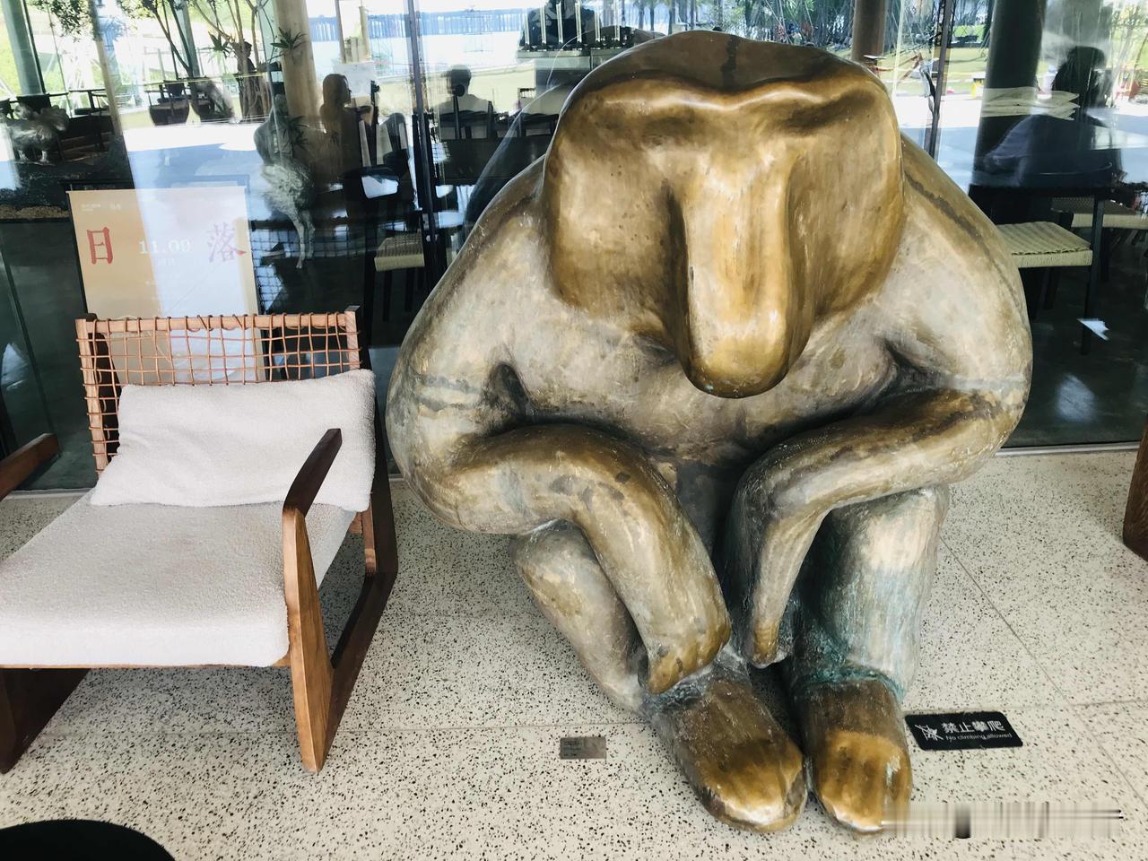 实话实说，写作并不是一件快乐的事。特别是每天你绞尽脑汁写出的东西自认为：观点尖锐