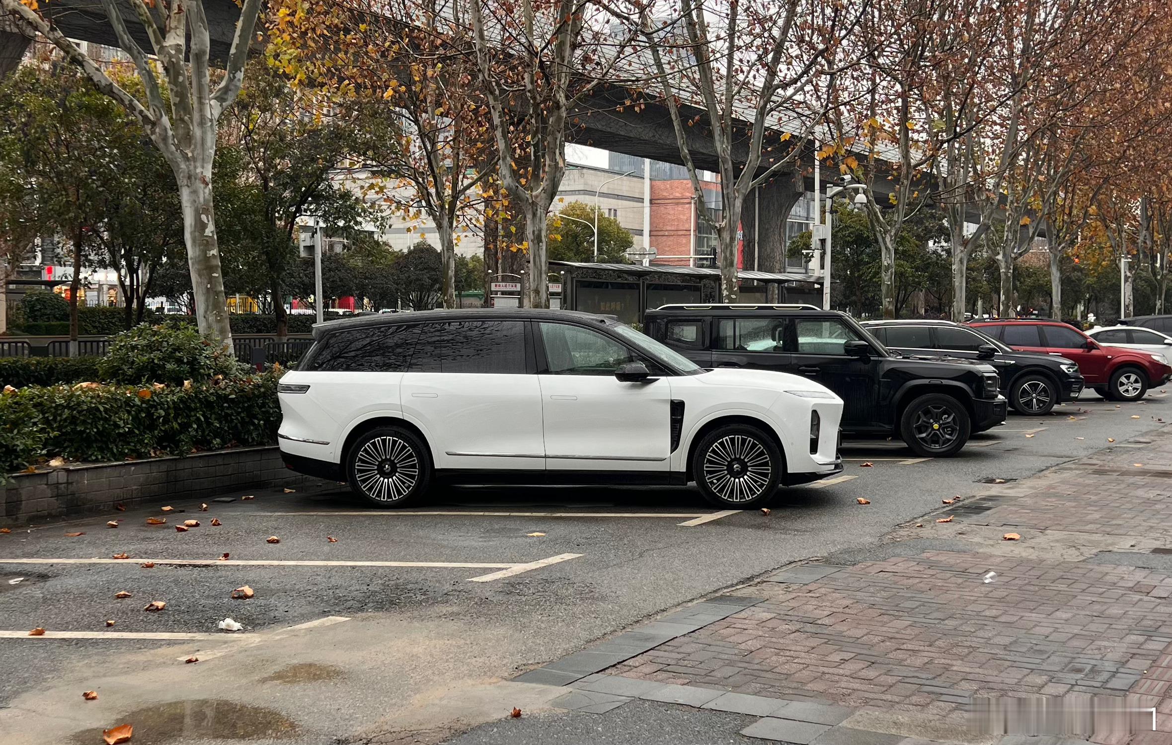 哎？新的蔚来ES8为啥显得轮子有点小……凑近了一看265/45R21，尺寸其实很