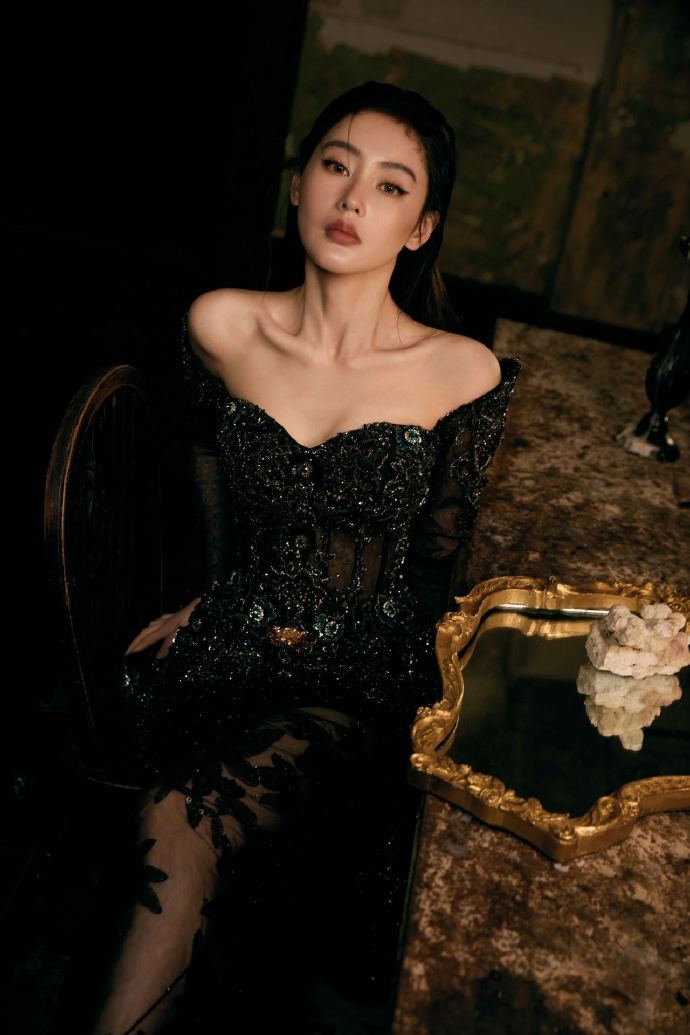 张天爱红唇黑裙造型女王来的一看就是气场特别强的女王