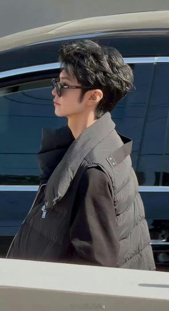 陈哲远沈腾现在就出发咬耳朵哦哟。就是说陈哲远在综艺《现在就出发》的路透有点意思