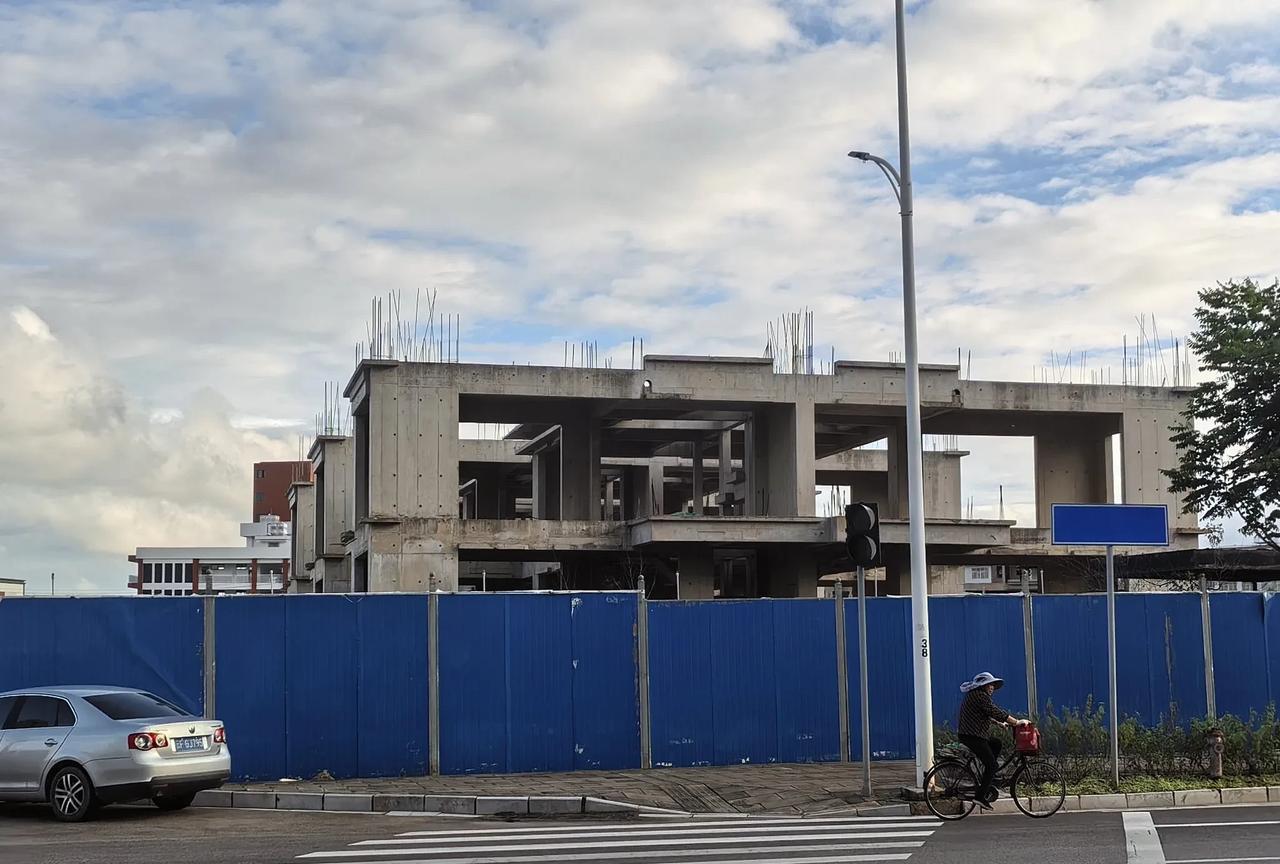 玉溪高铁站旁边这一片在建别墅区很可能停工了，实际上在2023年刚开建的时候就有烂