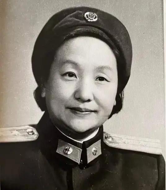 1944年，王树声领回了一位22岁的漂亮姑娘，徐向前要当婆家人，贺龙元帅要当娘家