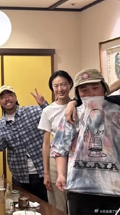 陈冠希带着妻女在日本和好友聚会被偶遇啦！女儿Alaia简直是父母颜值综合体，既有