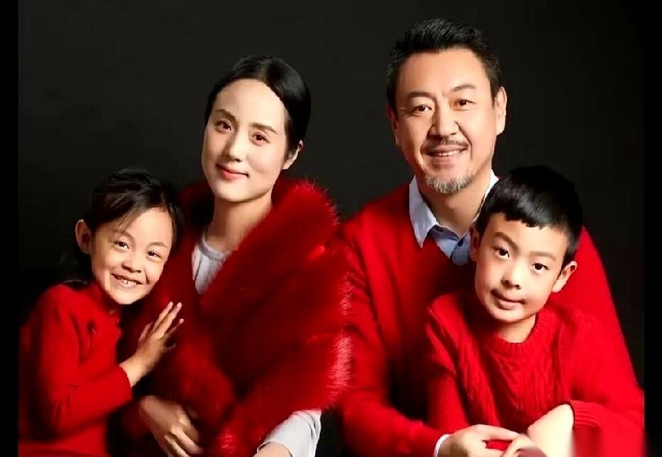 前央视主持人杨柳，和他小10岁的妻子哈辉，发了张合影。镜头猛地推到男人脸上，5