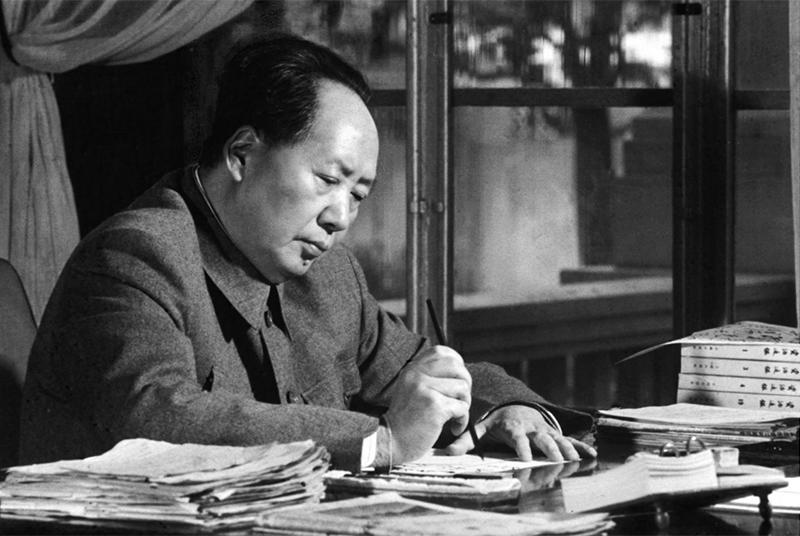 基辛格说毛主席的书房没有地毯，陈设朴素得不像世界大国领袖的会客室，反倒满是书的香