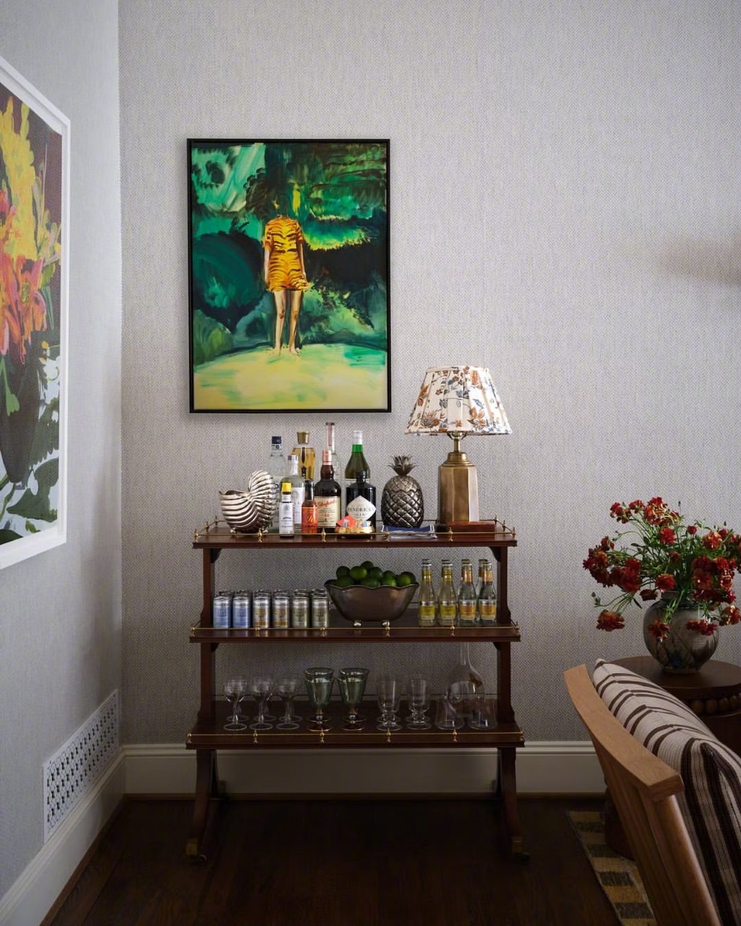 以孔雀石绿为基调的家居装饰风格。孔雀石是一种以极其鲜艳的绿色闻名的矿物，象征着蜕