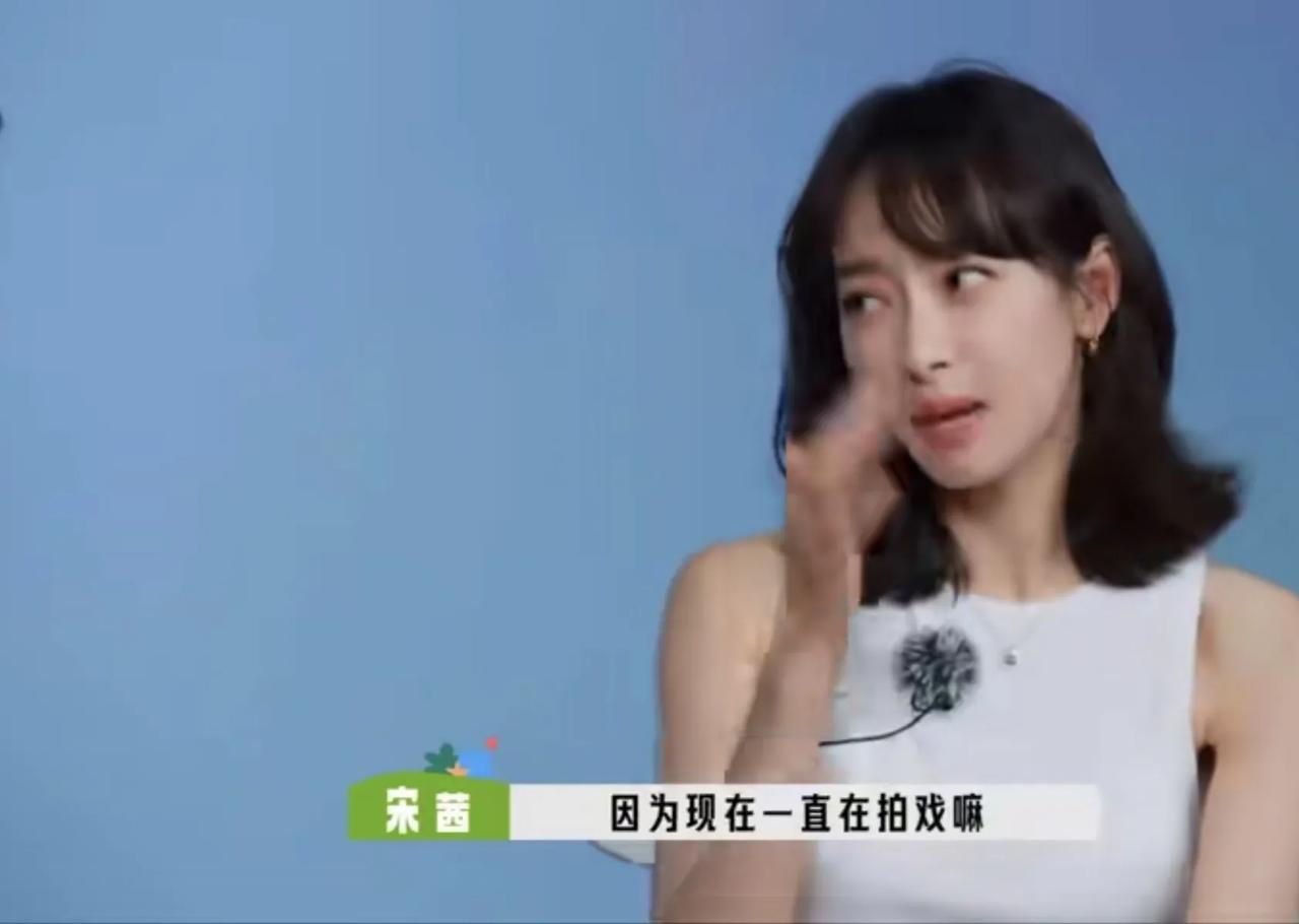 宋茜坦言8年不染发原因，说：“因为现在一直在拍戏，以前是唱歌当歌手，你有时候会有