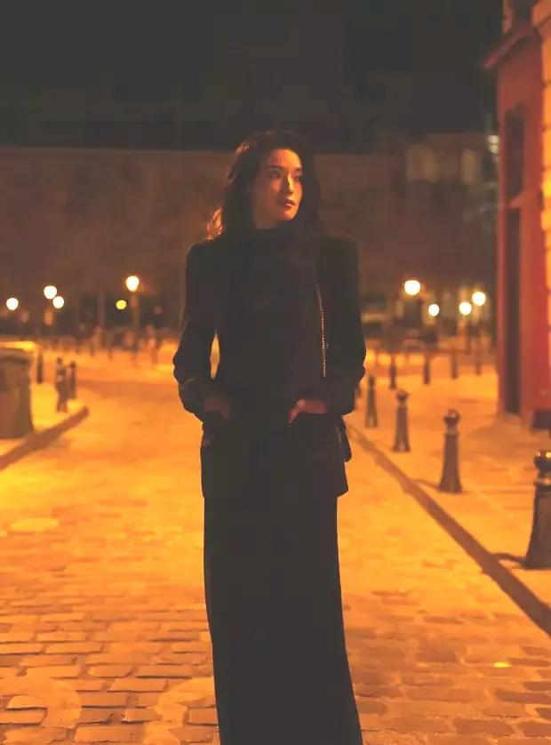 舒淇穿一袭黑裙漫步<em>午夜巴黎</em>，浪漫优雅宛如法国电影。一组舒淇最新的<em>巴黎</em>时装周造