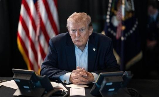 特朗普终于嗅到了致命的危险！谁也没想到，这个曾疯狂逼债、叫嚣让盟友分担军费的美国