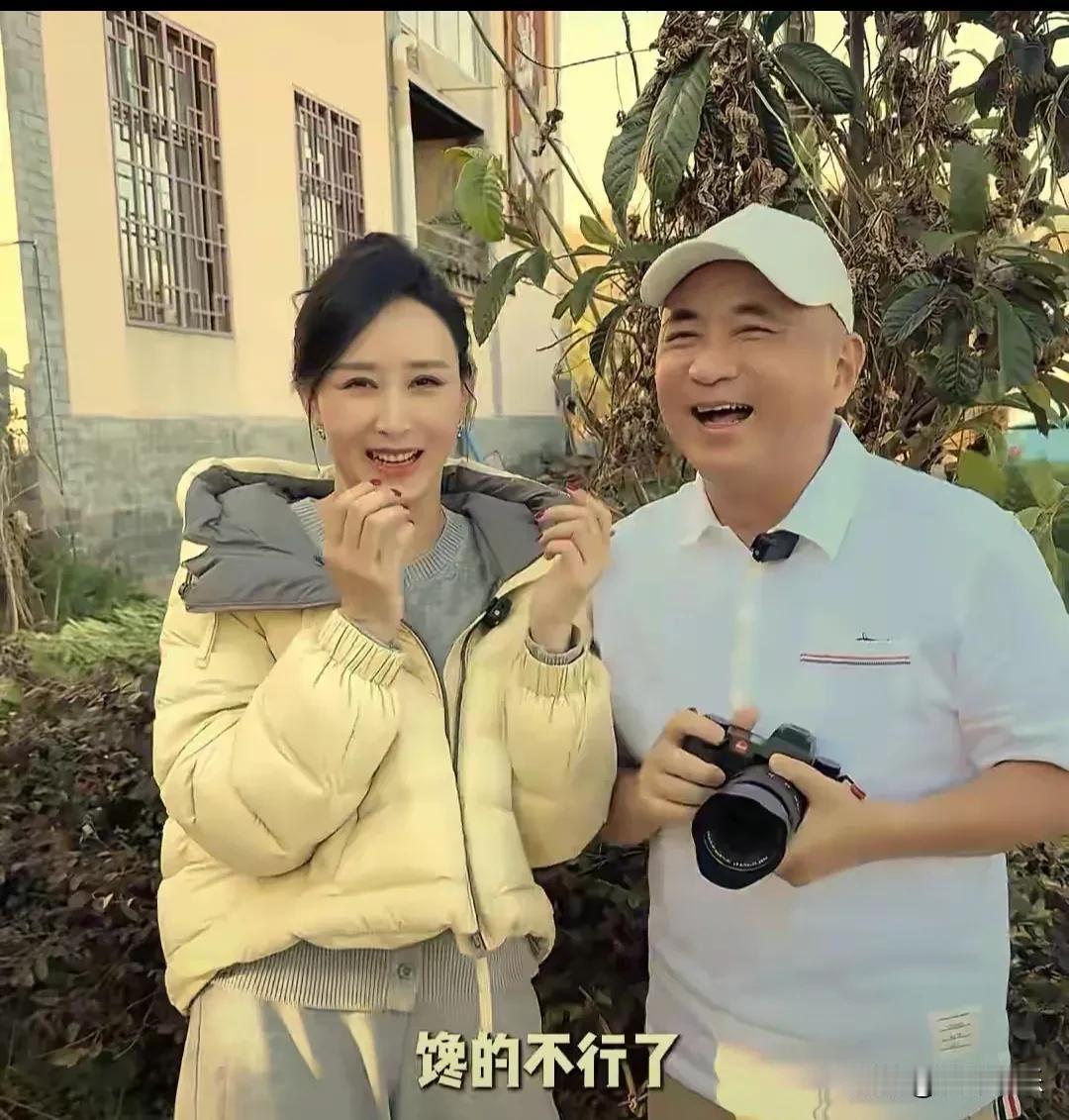 杀猪宴上的富豪变形记：胡静老公的乡土奇遇胡静过年带马来西亚富豪老公回老家吃