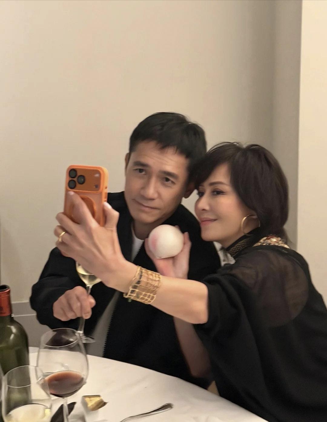 刘嘉玲和老公梁朝伟一起庆祝60岁生日，很多亲友都在场，非常热闹！刘嘉玲打扮贵气，