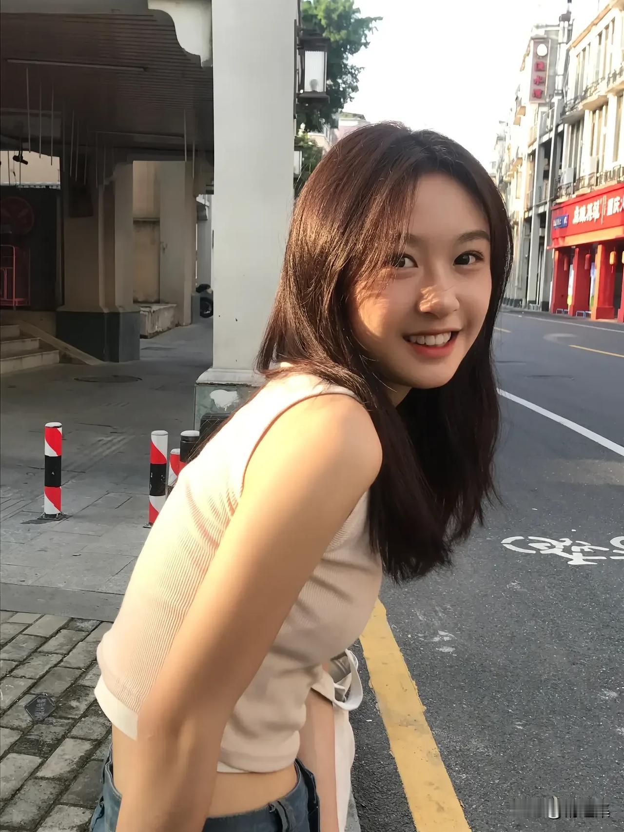 阳光明媚的一天，元气少女在街头微笑😊