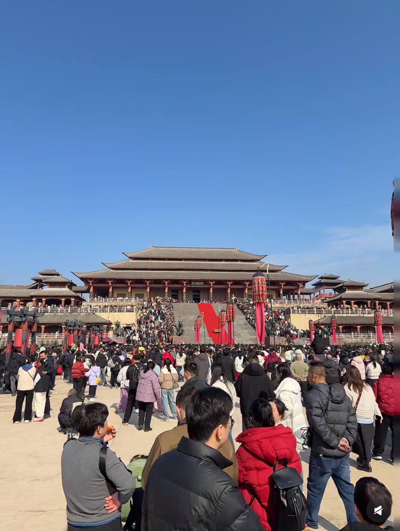 春节横店影视城不止有演员拍戏还有大量游客这是横店旺季吗？夏天确实不适合去热到没边