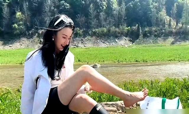 宋祖儿当众脱袜子这事儿，怎么就炸锅了？一边是粉丝狂夸“真实接地气”“少女感十