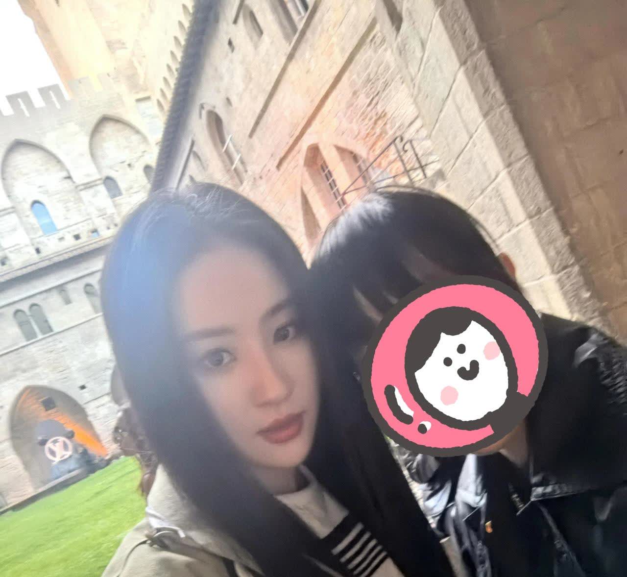 我表妹说，她偶遇过一次刘亦菲她真人不是镜头前那样的现实中太恐怖了！