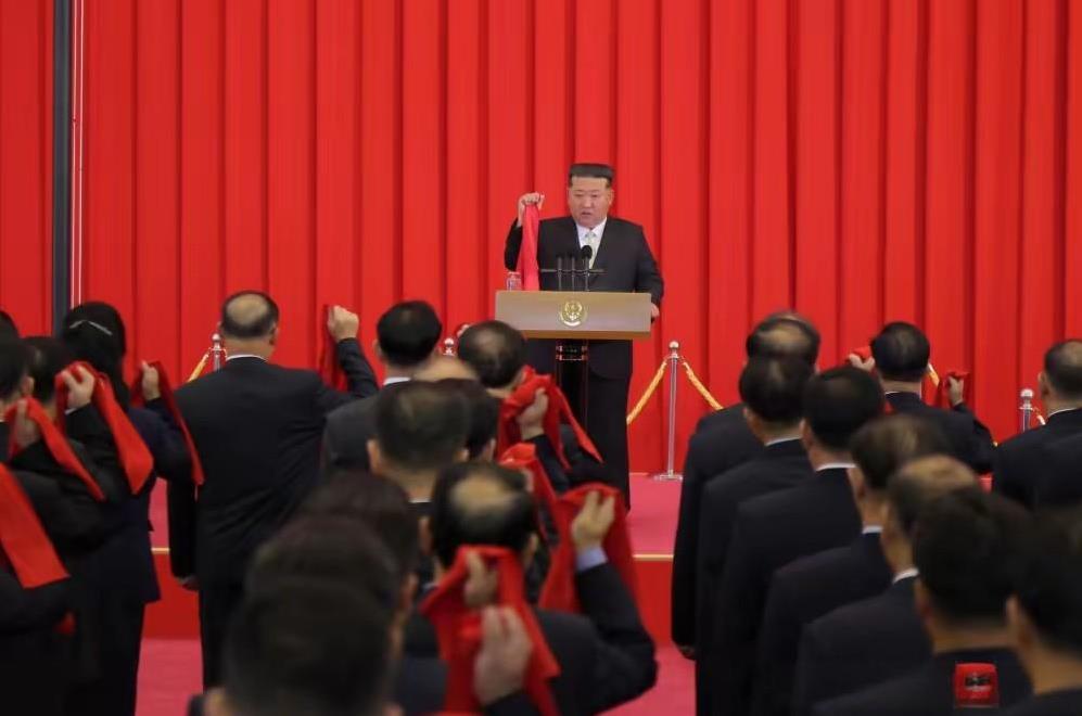 金将军引领众人庄严宣誓，誓言“忠诚报国”。在朝鲜建国77周年这一具有重大历史