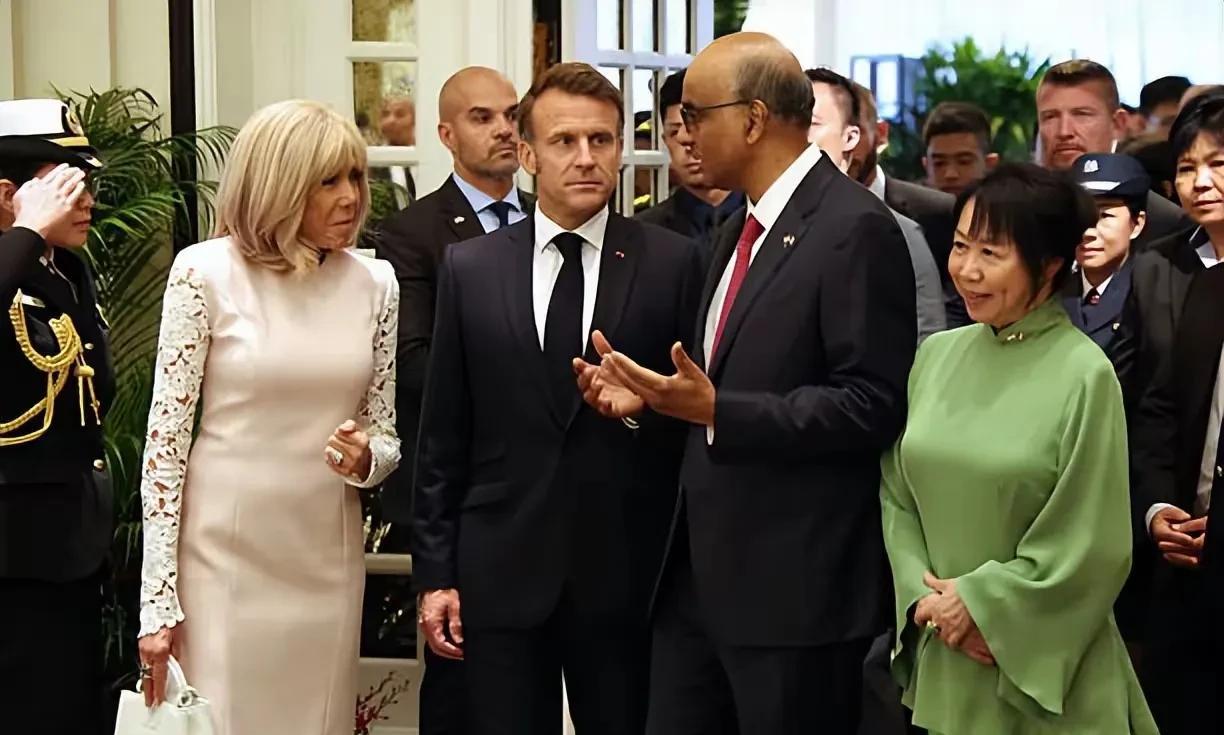 马克龙和老婆一同出席新加坡总统尚达曼举行的国宴，72岁的布丽吉特穿着及膝紧身裙镂