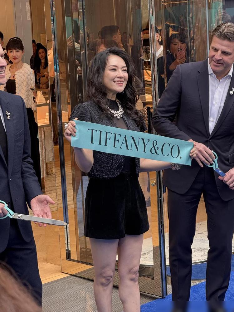 救命！国际章在成都太古里Tiffany开业现场直接“炸街”了！黑色透视衫配珍珠项