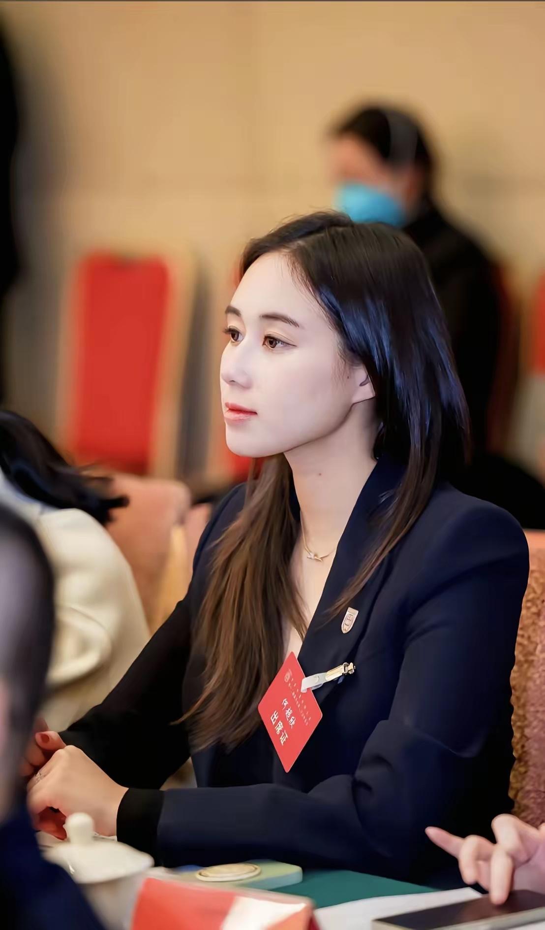 何超欣在清华留任。说实话，四太对孩子的规划，朴实无华但十分切合。何超欣的人生，才