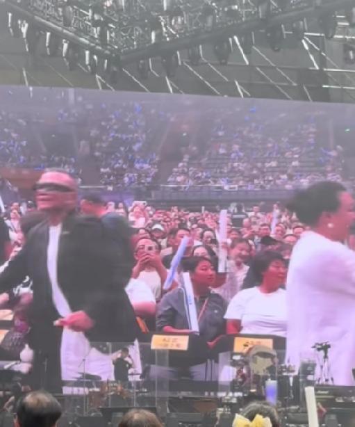 又说张兰“抢戏”了？这次真的冤枉她了姜育恒演唱会中场休息，镜头偶然扫到台下的