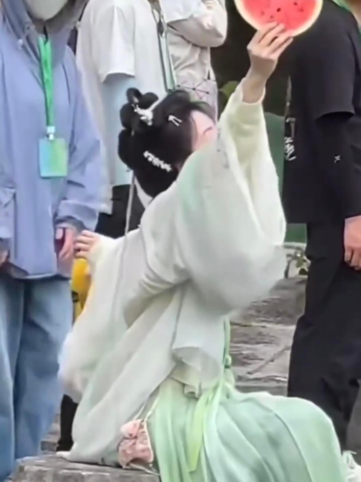 终于等到赵今麦再演古装赵今麦一念江南造型好灵动现代装再好看，古装一上身还是惊艳。