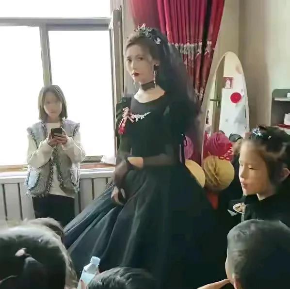 非常漂亮的新娘！还很有个性，对自己婚纱也别出心裁，打破传统，黑色显得神秘又高级