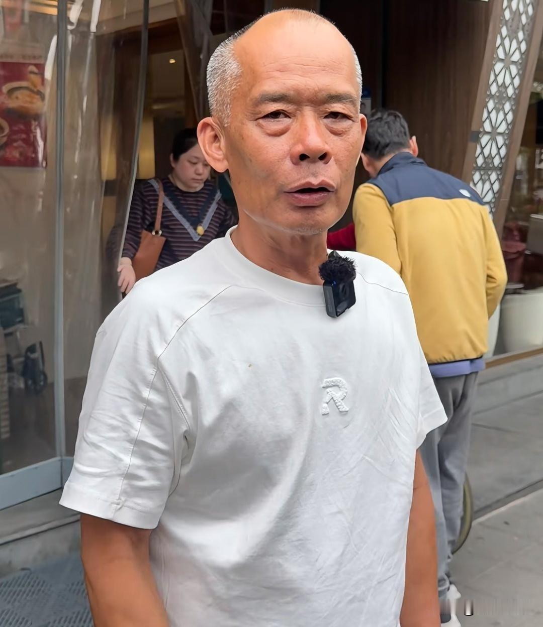 别人开店赚不赚不知道，反正莫氏鸡煲的老板是赚了，6月25日，老莫接受采访说感谢刘