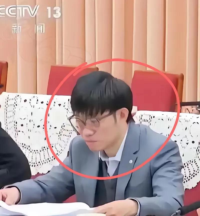 谁能想到，那个搞出DeepSeek的梁文锋，直接把桌子给掀了。他带人干了件最