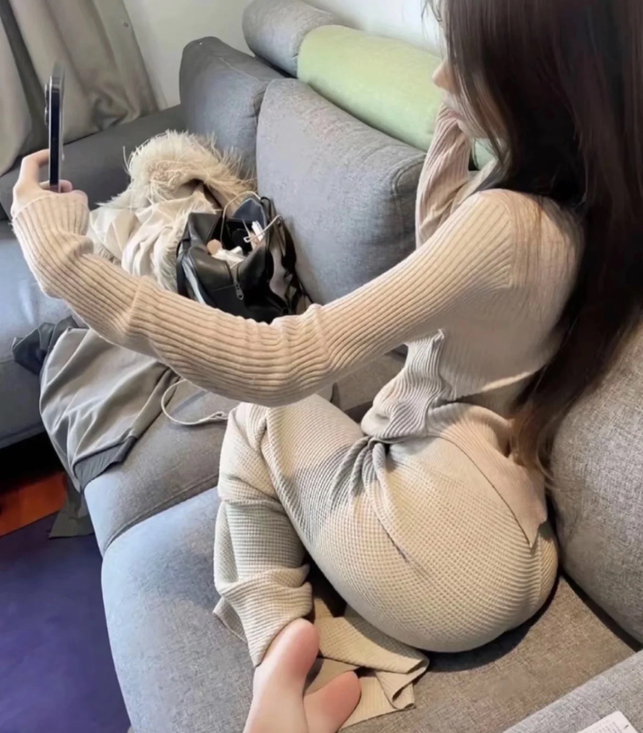 这个角度，脚比脸还好看。