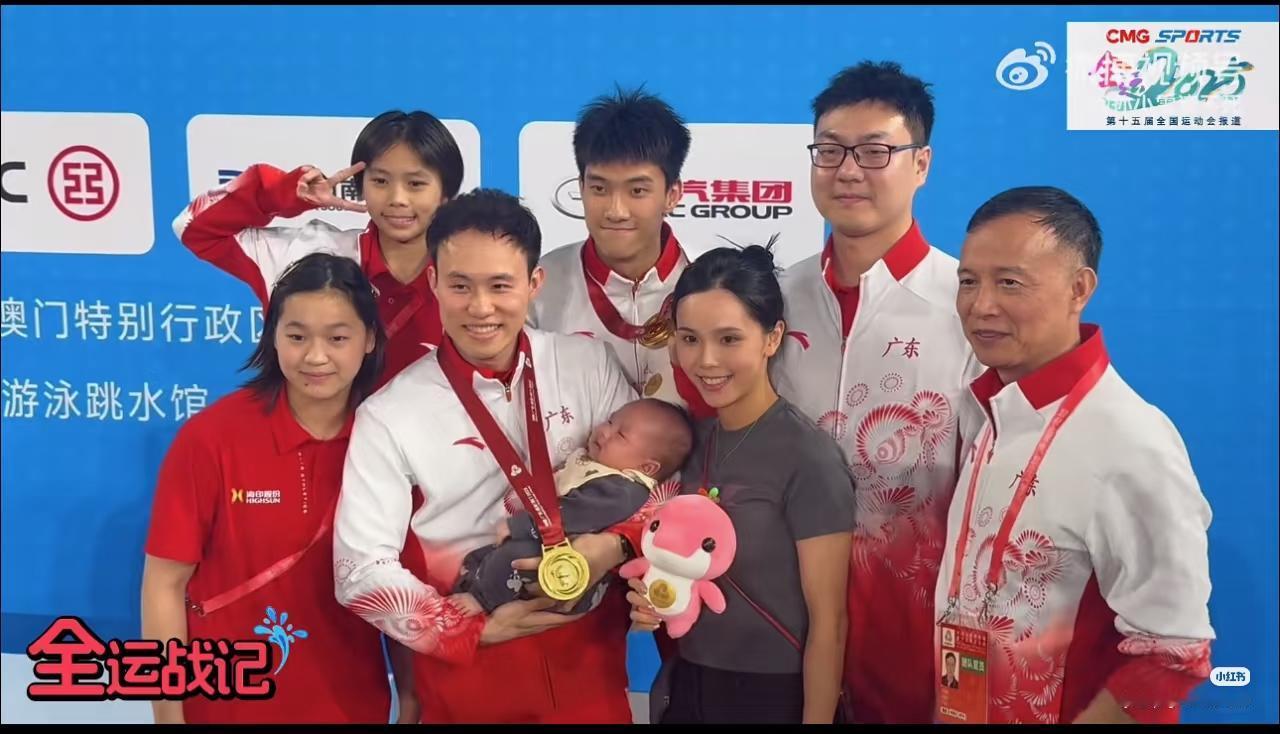 这一幕，谢思埸是人生贏家，重要的人都在！​​广东队真是一个朴实的大家庭，十分