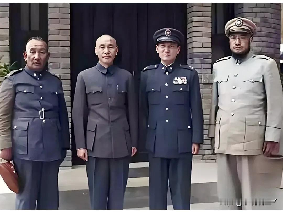 一张老照片，拍摄于上世纪40年代末的西安，大家看看这四人是谁！这并非演戏，也不是