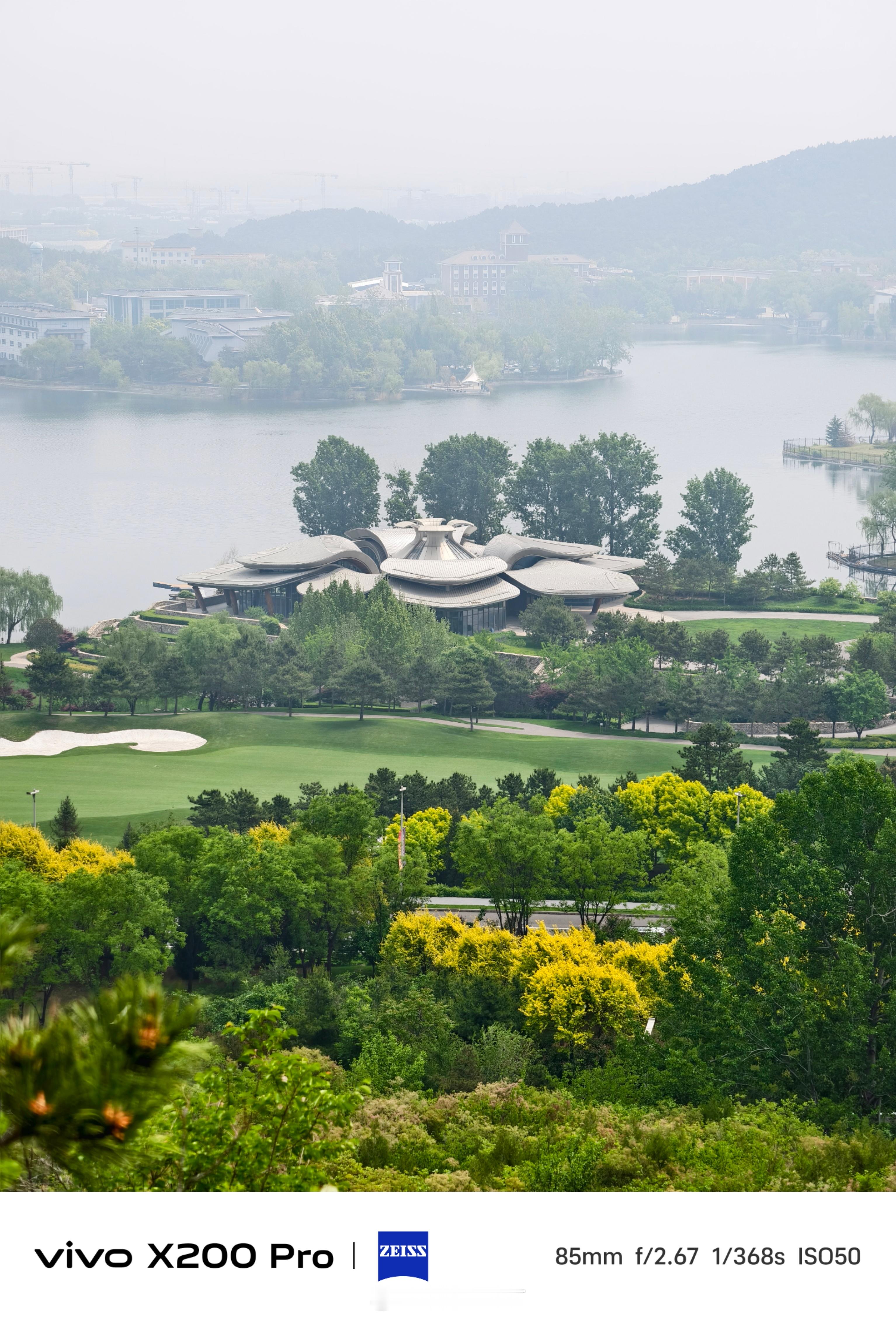 《雁栖湖西山步道上看风景》初夏时节，来到位于北京怀柔区的雁栖湖畔，登临西山步道，