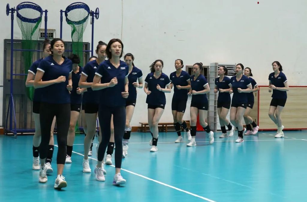 中国体育报报道，图1👉高意进队，李盈莹归队，王奥芊杨舒茗离队，共16人在漳州集