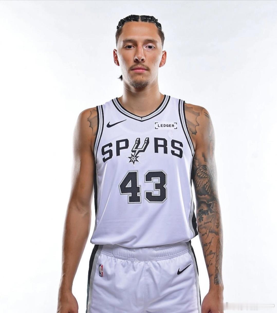 北京首钢男篮签约前NBA球员林迪-沃特斯三世。沃特斯是NBA落选秀，他投射能力非