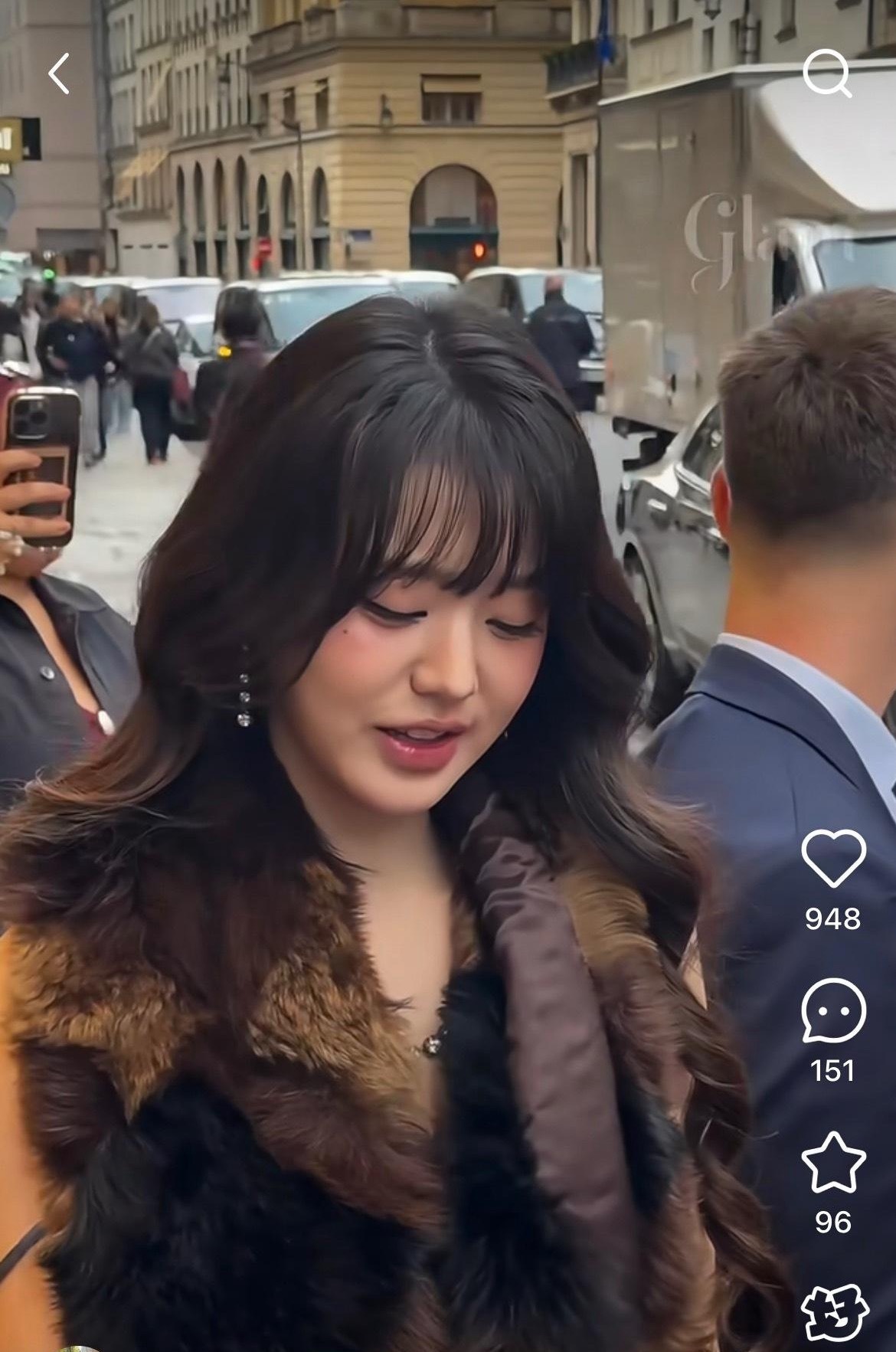 张元英不是才21岁吗？怎么就发腮了，木偶纹也有了​​​