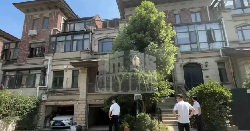 江西南昌，男子有一套别墅，一直没装修，10多年后，他才回家看，发现别墅大门敞开，