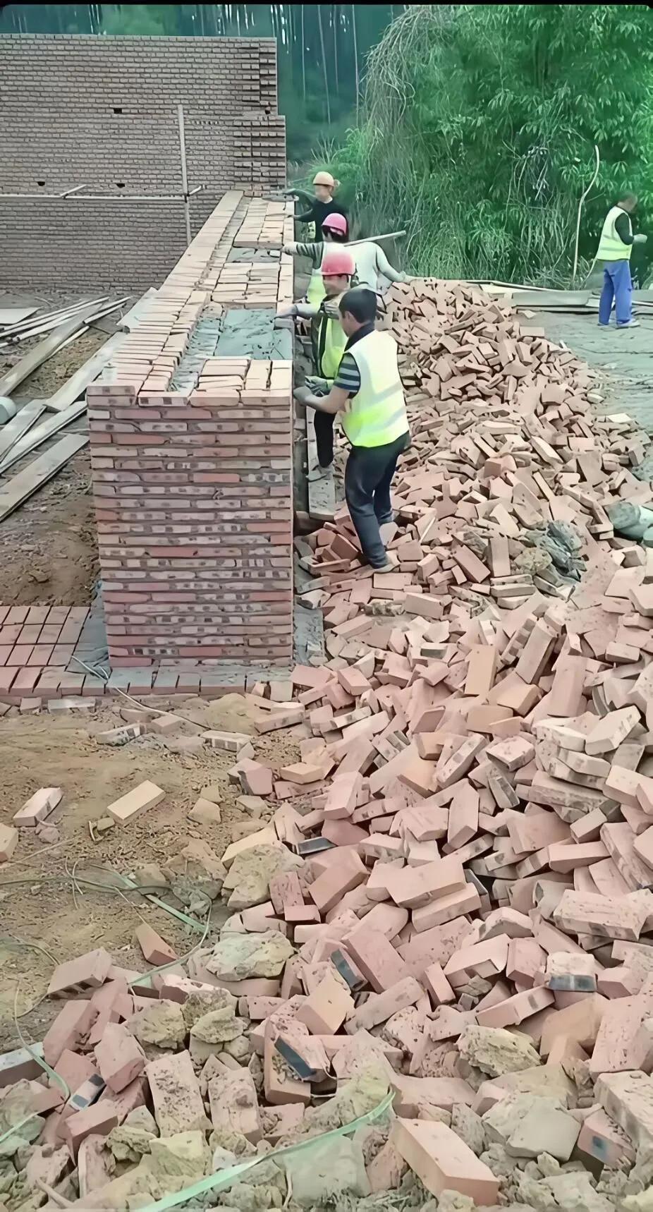 建房砌一米厚的墙，这是要干嘛用呢？有点夸张了吧。