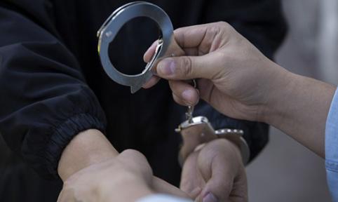 天津，男子在妻子单位走廊，撞见两年前被原谅的“第三者”正与妻子有说有笑，对峙中妻